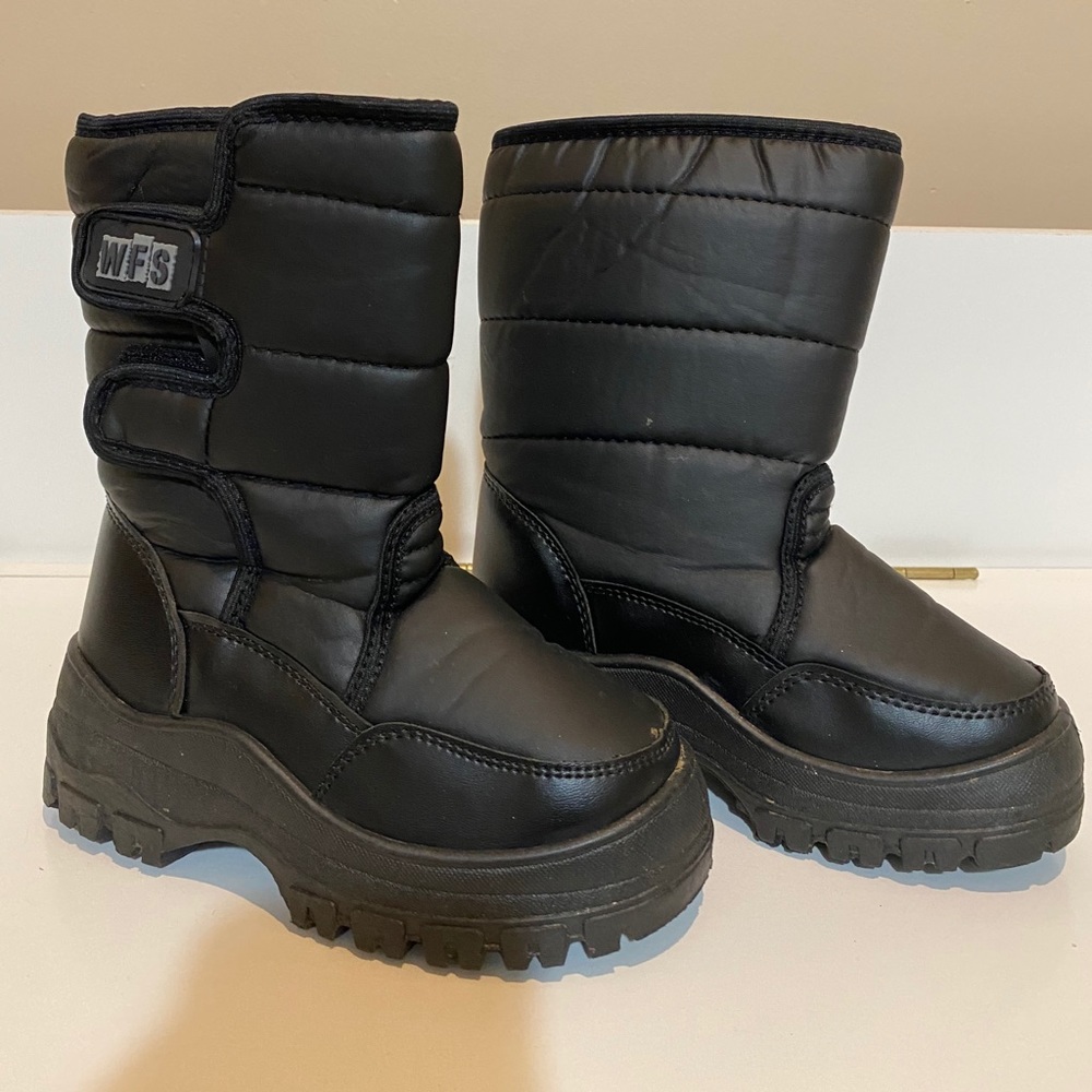 Kids size 13 snow boots